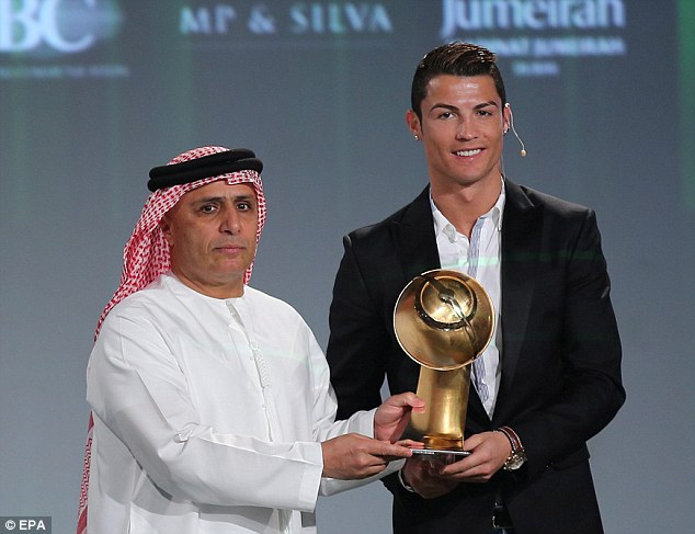 Cristiano Ronaldo ទទួលបានរង្វាន់កីឡាករបាល់ទាត់ឆ្នើម បំផុតលើពិភពលោកឆ្នាំ ២០១៣