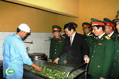 ប្រធានរដ្ឋវៀតណាមជួបធ្វើការជាមួយកងពលធំទី១