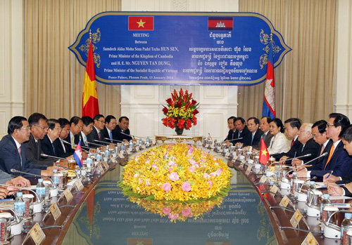 នាយករដ្ឋមន្ត្រីវៀតណាមជួបសន្ទនាជាមួយនាយករដ្ឋមន្ត្រីកម្ពុជា