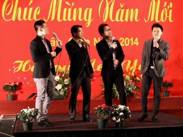 សហគមន៍ជនវៀតណាមនៅអង់គ្លេសនិងអាមេរិកទទួលបុណ្យ Tet ប្រពៃណី