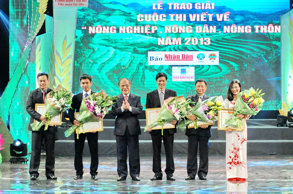 ពិធីប្រគល់រង្វាន់ការប្រឡងសរសេរអំពី “កសិកម្ម- កសិករ-ជនបទ ឆ្នាំ ២០១៣”