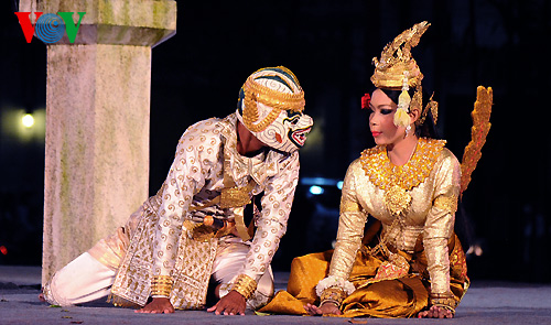 បណ្ដារបាំវិសេសវិសាលរបស់កម្ពុជានៅ Festival Hue ២០១៤