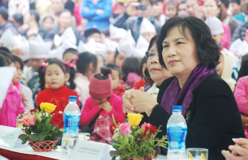 អនុប្រធានរដ្ឋសភាបានប្រគល់ទឹកដោះគោឲ្យកុមារខេត្ត Ben Tre