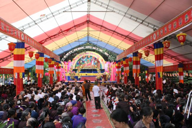 និស្សិតស្ម័គ្រចិត្តចំនួន៥០០នាក់ចូលរួមបំរើមហាពិធីវិសាខបូជា ២០១៤