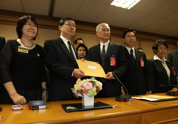 ព្រឹទ្ធសមាជិក  Surachai Liangboonlertchai ជាប់ឆ្នោតធ្វើជាប្រធានព្រឹទ្ធសភាថៃ