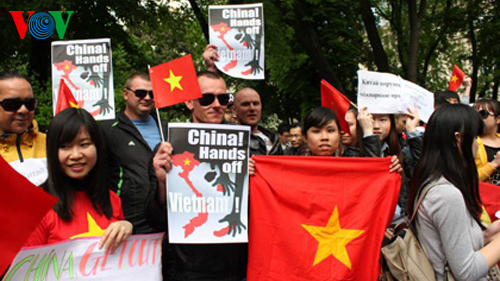 សហគមន៍ជនវៀតណាមនៅឯបរទេសប្រឆាំងជំទាស់សកម្មភាពរបស់ចិននៅសមុទ្រខាងកើត14