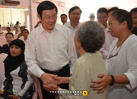 ប្រធានរដ្ឋវៀតណាមជួបប្រាស្រ័យជាមួយអ្នកបោះឆ្នោតទីក្រុងហូជីមិញ