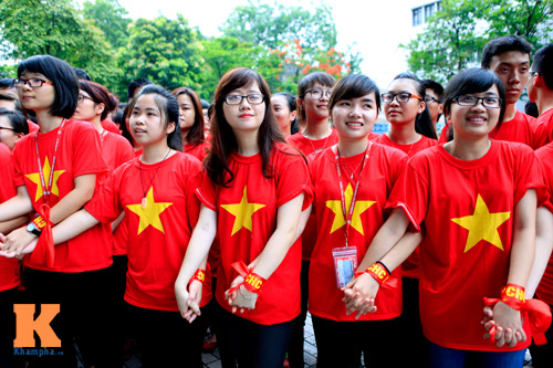 និស្សិតនិងគ្រូបង្រៀនមហាវិទ្យាល័យពាណិជ្ជកម្មក្រៅប្រទេសបានរៀបជារូបផែនទីវៀតណាម