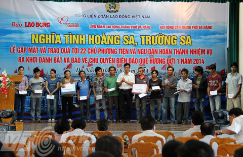 ពិធីប្រគល់អំណោយសំរាប់អ្នកម្ចាស់មយោបាយនិងអ្នកនេសាទ