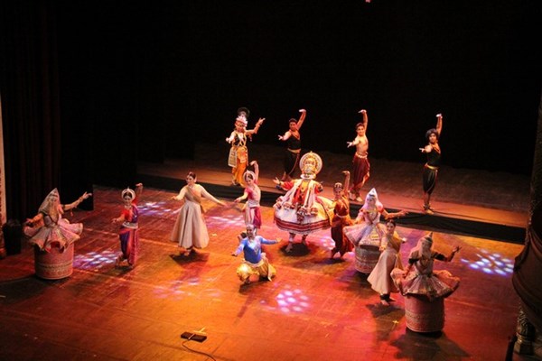 ការសម្តែងល្ខោនតូតន្ត្រី “អាពាហ៍ពិពាហ៍ឥណ្ឌាអស្ចារ្យមួយ”