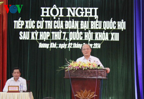 ប្រធានរដ្ឋសភាលោក Nguyen Sinh Hung ជួបប្រាស្រ័យជាមួយអ្នកបោះឆ្នោតស្រុក Huong Khe ខេត្ត Ha Tinh