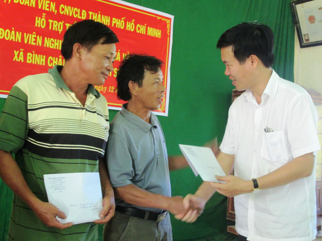 ប្រធានសហភាពពលករវៀតណាមទៅសាកសួរសុខទុក្ខនិងជូនអំណោយបណ្ដាអ្នកនេសាទ