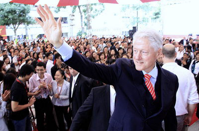 អតីតប្រធានាធិបតីអាមេរិកBillClintonបំពេញទស្សនកិច្ចនៅវៀតណាម