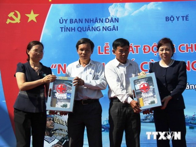 ក្រសួងសុខាភិបាលប្រគល់ជូនទូថ្នាំនិងឧបករណ៍ជួយសង្គ្រោះបថមសំរាប់បណ្ដាសហព័ន្ធមុខរបរនេសាទ