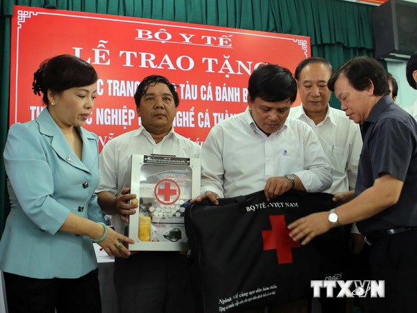 ក្រសួងសុខាភិបាលវៀតណាមប្រគល់ជូនទូថ្នាំសំរាប់អ្នកនេសាទត្រីនៅខេត្តHa Tinh