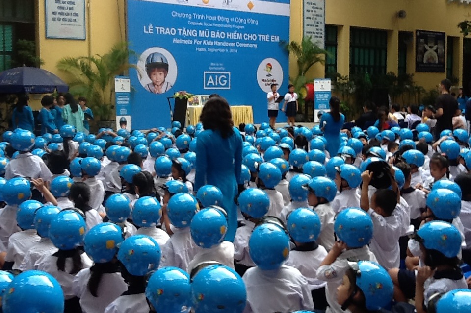 ពិធីប្រគល់ជូនមួកសុវត្ថិភាពឲ្យសិស្សនុស្សិសនៃសាលាបថមសិក្សាទីក្រុងហាណូយ