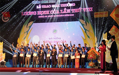 ពីធីប្រគល់រង្វាន់ Luong Dinh Cua សំរាប់យុវជនជនបទគំរូចំនួន ១៥០ រូប