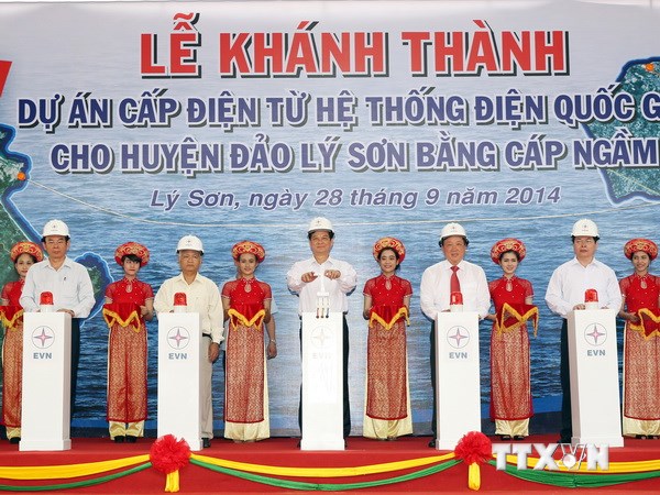 នាយករដ្ឋមន្ត្រីវៀតណាមបានចូលរួមពិធីបើកសម្ភោធន៍គំរោងផ្គត់ផ្គង់អគ្គិសនីជាតិទៅកោះ Ly Son (Quang Ngai)