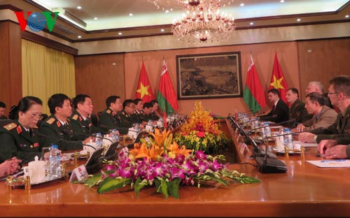 គណៈប្រតិភូជាន់ខ្ពស់ក្រសួងការពារជាតិបែឡារូសមកបំពេញទស្សនកិច្ចនៅវៀតណាម