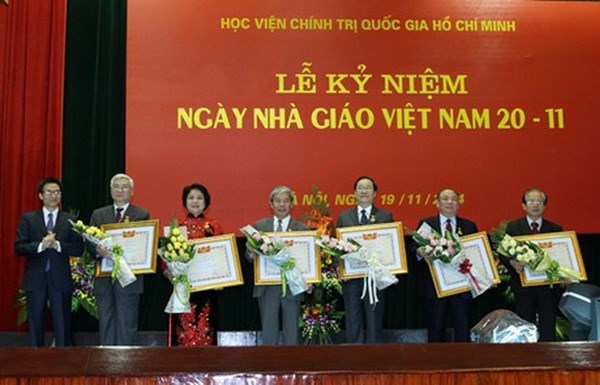 ឧបនាយករដ្ឋមន្ត្រី Vu Duc Dam ចូលរួមពិធីរំលឹកខួបអនុស្សារវរីយ៍ទិវាគ្រួបង្រៀនវៀតណាម