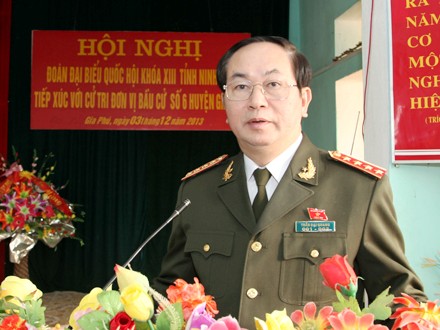 រដ្ឋមន្រ្តីក្រសួងនគរបាលវៀតណាមជួបប្រាស្រ័យជាមួយអ្នកបោះឆ្នោតខេត្ត Ninh Binh