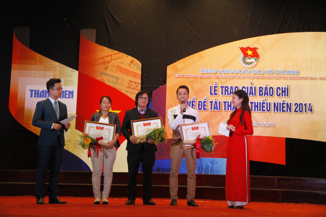 ប្រគល់ពានរង្វាន់សារព័ត៍មានដោយប្រធានបទ៖យុវជនជំទង់ឆ្នាំ២០១៤អោយវណ្ណកម្មចំនួន២១