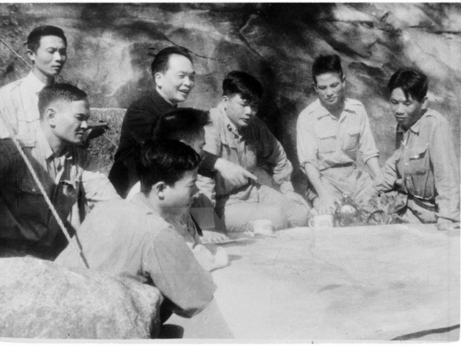 ការតាំងពិពណ៌ “ឧត្តមសេនីយ៍ល្បីឈ្មោះរបស់វៀតណាមតាមរយៈវណ្ណកម្មសិល្បៈ”