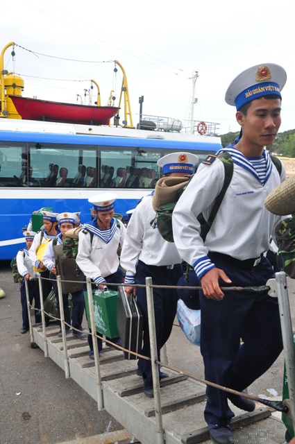 ដំណើរដឹកជញ្ចូនអំណោយឆ្នាំថ្មីជាប្រពៃណីវៀតណាមទៅកាន់ស្រុកកោះ Truong Sa