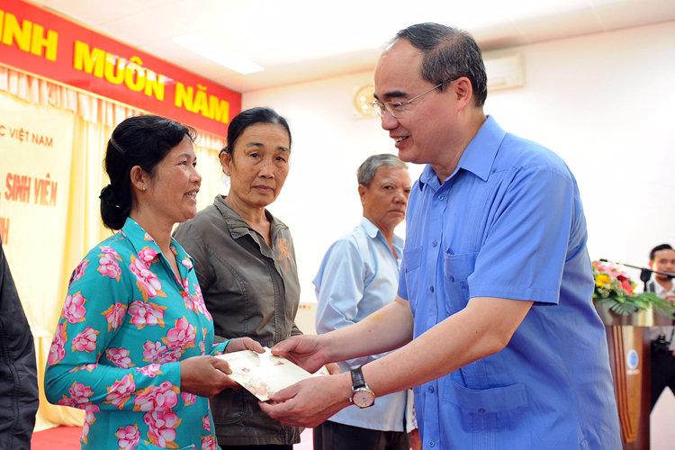 ថ្នាក់ដឹកនាំបក្សនិងរដ្ឋវៀតណាមជូនអំណោយបុណ្យតេតសំរាប់គ្រួសារក្រីក្រ