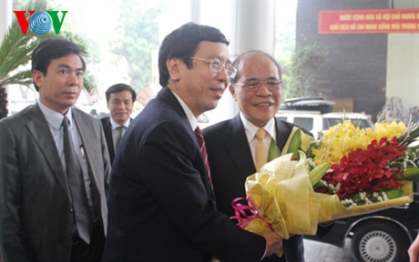 ប្រធានរដ្ឋសភាជូនពរឆ្នាំថ្មីនៅស្ថានីយ៍ទួរទស្សន៍ជាតិនិងស្ថានីយ៍ផ្សាយសំលេងវៀតណាម