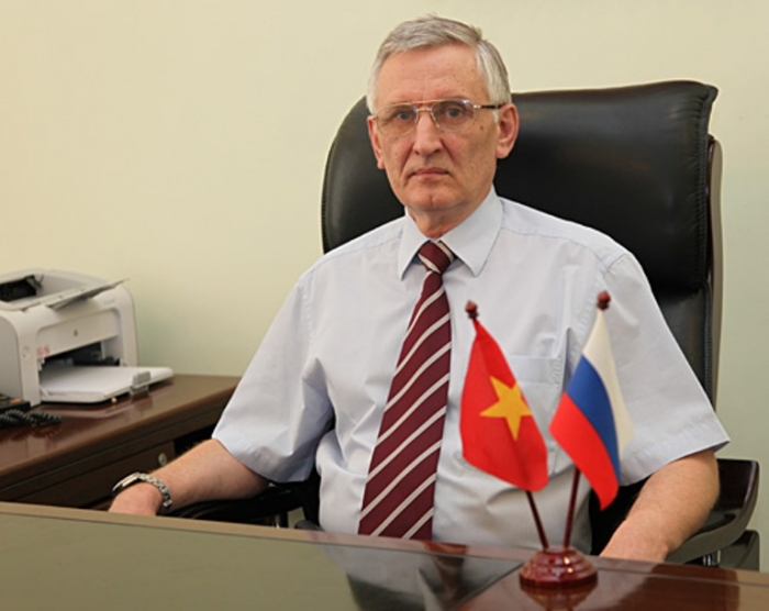 ប្រគល់គ្រឿងឥស្សារិយសមិត្តភាពជូននាយកមជ្ឈមណ្ឌលវិទ្យាសាស្ត្រនិងវប្បធម៌រុស្ស៊ី