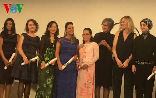 បណ្ឌិតនារីវៀតណាមទទួលរង្វាន់៖អ្នកវិទ្យាសាស្ត្រវ័យក្មេងទេពកោសល្យពិភពលោក