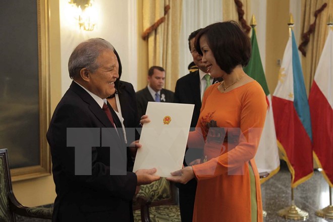 វៀតណាម-អែលសាល់វ៉ាឌ័រជំរុញទំនាក់ទំនងមិត្តភាពសហប្រតិបតិ្តការ