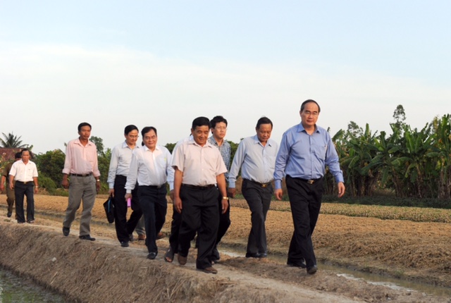 ប្រធានគណៈកម្មាធិការមជ្ឈឹមរណសិរ្សមាតុភូមិវៀតណាមទៅទស្សនារូបសណ្ឋានសហករណ៍គំរូជឿនលឿន