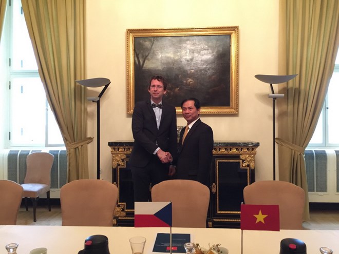 ការពិគ្រោះយោបល់នយោបាយវៀតណាម- ឆែក