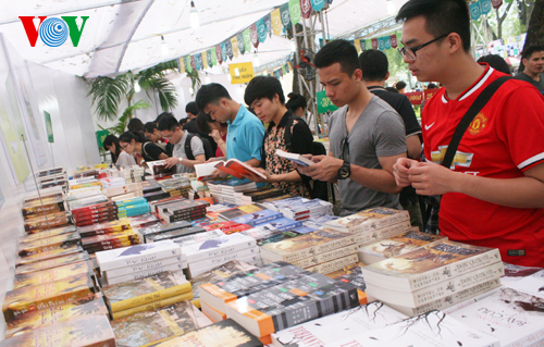 បុណ្យសៀវភៅជ្រោមជ្រែងទិវាសៀវភៅវៀតណាមលើកទី២