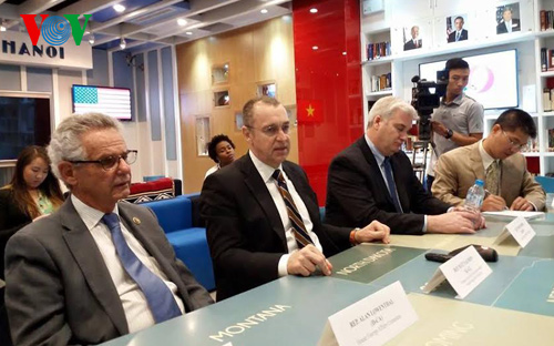 សមាជិកសភាជាន់ទាបអាមេរិកវាយតំលៃខ្ពស់ការប្តេជ្ញាចិត្តទទួលបានកំណើនខ្ពស់របស់វៀតណាម