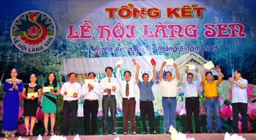 ពិធីបុណ្យភូមិ Sen លើកដម្កើងសតិអារម្មណ៍ សីលធម៌និងលក្ខណៈសម្បត្តិរបស់លោកប្រធានហូជីមិញ