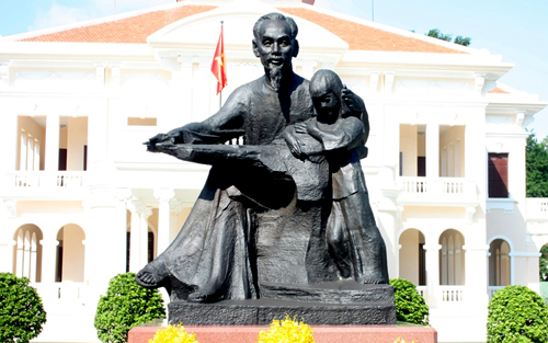 ថ្វាយបញ្ជូនរូបដិមារលោកប្រធានហូជីមិញមកអាគ៌ាកុមារទីក្រុងហូជីមិញ