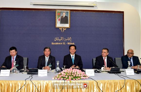 នាយករដ្ឋមន្ត្រីវៀតណាមជួបសន្ទនាជាមួយអង្គភាពអាជីវកម្មវៀតណាម-អាល់ហ្សេរី