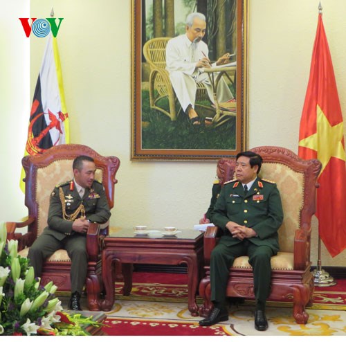 មេបញ្ជាការកម្លាំងប្រដាប់អាវុធវង្សានុវង្សប្រ៊ុយណេអញ្ជើញមកបំពេញទស្សនកិច្ចនៅវៀតណាម