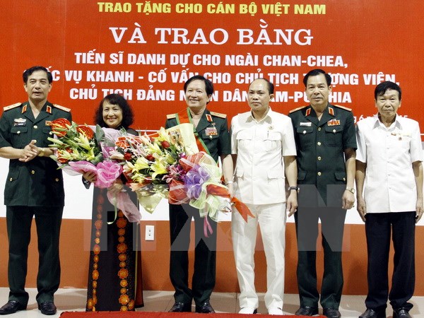 ព្រះរាជានាចក្រកម្ពុជាបានប្រគល់ជូនគ្រឿងឥស្សារិយយសថ្នាក់នាយឧត្តមសេនីយ៍ជូនកម្មាភិបាលវៀតណាម