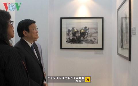 ប្រធានរដ្ឋវៀតណាមទស្សនាពិពណ៌រូបថត AP