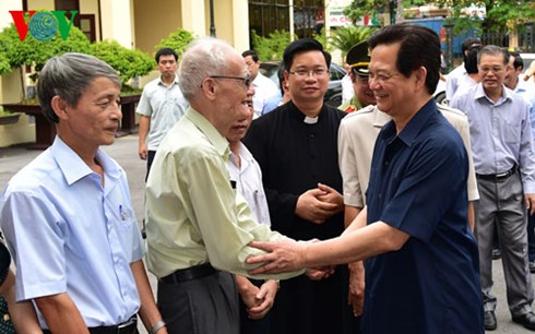 នាយករដ្ឋមន្រ្តីវៀតណាមលោក Nguyen Tan Dung ជួបប្រាស្រ័យជាមួយអ្នកបោះឆ្នោត