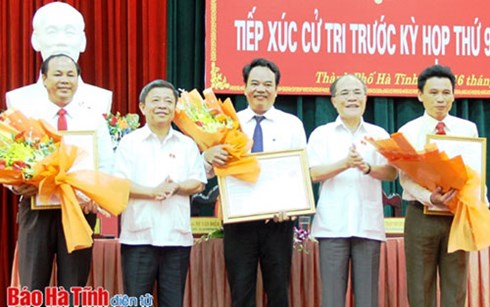 ប្រធានរដ្ឋសភា Nguyen Sinh Hung ជួបប្រាស្រ័យអ្នកបោះឆ្នោតខេត្ត Ha Tinh