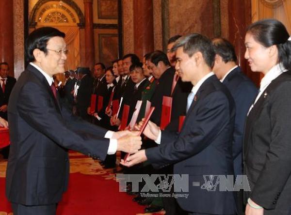 ប្រធានរដ្ឋប្រគល់សេចក្តីសម្រេចតែងតាំងចៅក្រមតុលាការប្រជាជនកំពូល