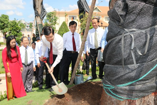 ប្រធានរដ្ឋវៀតណាមមកអុធធូបនៅមណ្ឌលអនុស្សាវរីយ៍មេធាវី Nguyen Huu Tho នៅ Long An
