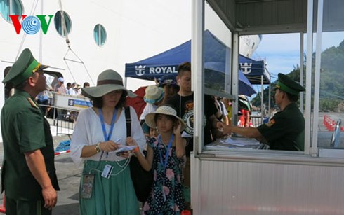 នាវាធំទីបីលើពិភពលោកបានចូលចត់នៅកំពង់ផែរ Chan May វៀតណាម