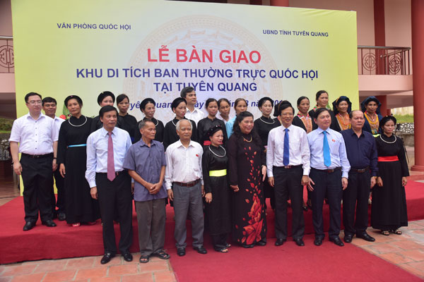 ប្រគល់មណ្ឌលកេរ្តិ៍ដំណែលគណៈកម្មាធិការអចិន្ត្រៃយ៍រដ្ឋសភានៅខេត្ត Tuyen Quang