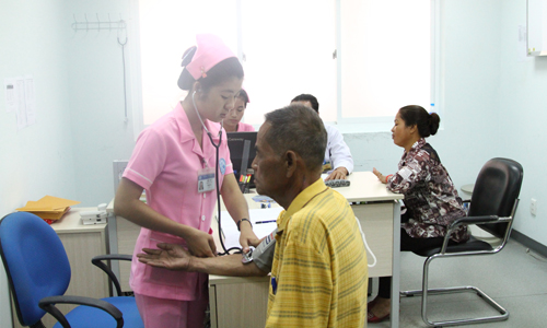 ពិនិត្យព្យាបាលជំងឺឥតគិតថ្លៃសម្រាប់ជនក្រីក្រកម្ពុជា